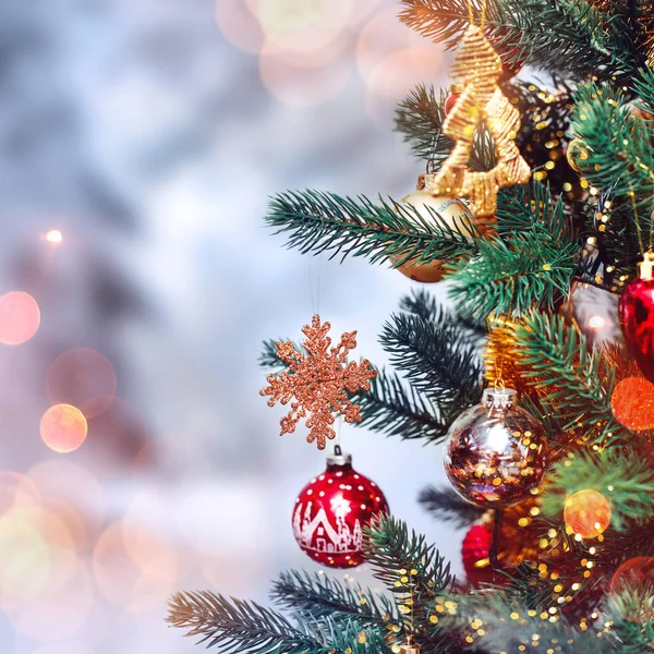 Fondo del árbol de Navidad y decoraciones de Navidad con nieve, borrosa, chispa, brillante. Feliz Año Nuevo y Navidad tema — Foto de Stock