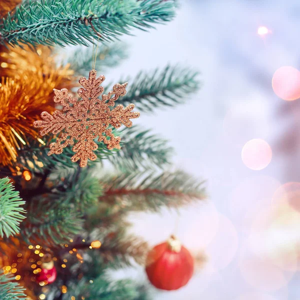 Christbaumhintergrund und Weihnachtsschmuck mit Schnee, verschwommen, funkelnd, leuchtend. Frohes Neues Jahr und Weihnachten Thema — Stockfoto