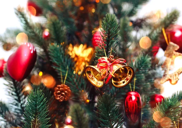 Karácsonyfa háttér és karácsonyi dekorációk hó, elmosódott, szikrázó, izzó. Boldog új évet és karácsonyt téma — Stock Fotó