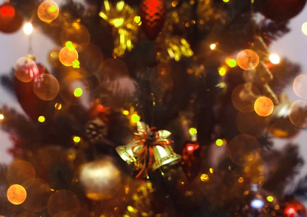 Fundo da árvore de Natal com borrado, faísca, brilhante. Feliz Ano Novo e tema de Natal — Fotografia de Stock