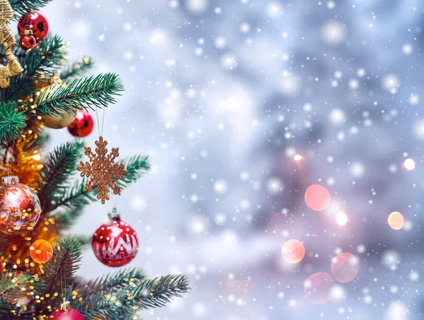 Kerstboom achtergrond en kerstversieringen met sneeuw, wazig, vonkend, gloeiend. Gelukkig Nieuwjaar en Kerstmis thema — Stockfoto