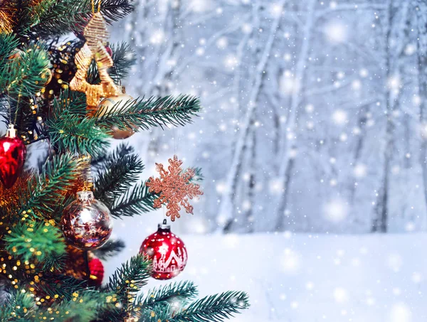 Fondo del árbol de Navidad y decoraciones de Navidad con nieve, borrosa, chispa, brillante. Feliz Año Nuevo y Navidad tema — Foto de Stock
