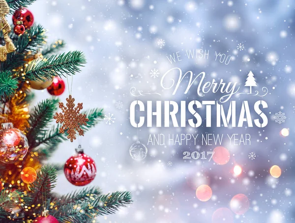 Fondo del árbol de Navidad y decoraciones de Navidad con nieve, borrosa, chispa, brillante. Feliz Año Nuevo y Navidad tema —  Fotos de Stock