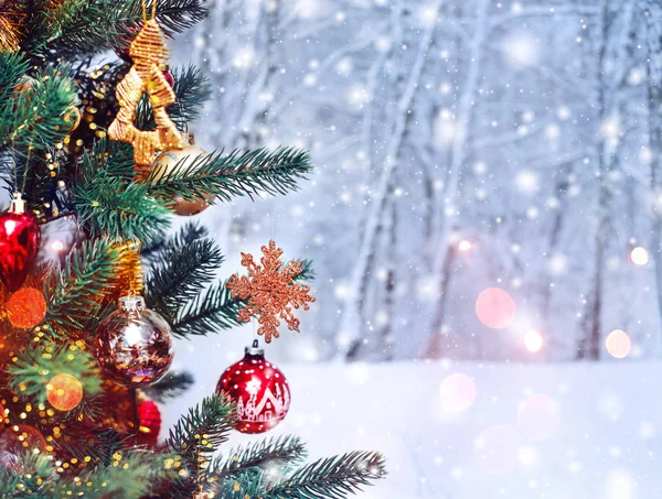 Christbaumhintergrund und Weihnachtsschmuck mit Schnee, verschwommen, funkelnd, leuchtend. Frohes Neues Jahr und Weihnachten Thema — Stockfoto