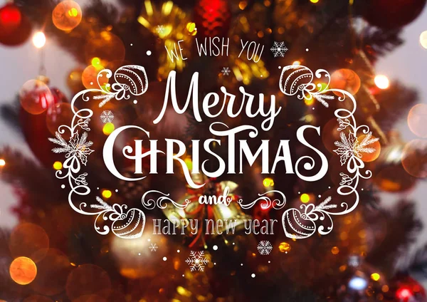 Xmas fa háttér és karácsonyi díszek, homályos, szikrázó, izzó szöveg kellemes karácsonyi ünnepeket és boldog új évet — Stock Fotó