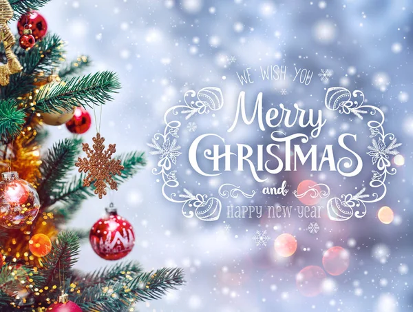 Weihnachtsbaumhintergrund und Weihnachtsschmuck mit verschwommenen, funkelnden, leuchtenden und textlastigen frohen Weihnachten und ein gutes neues Jahr — Stockfoto