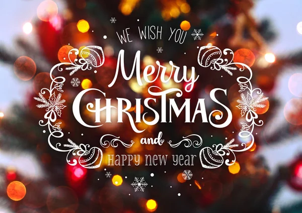 Xmas fa háttér és karácsonyi díszek, homályos, szikrázó, izzó szöveg kellemes karácsonyi ünnepeket és boldog új évet — Stock Fotó
