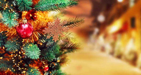 Choinka tło i dekoracje świąteczne ze śniegiem, niewyraźne, iskry, świecące. Szczęśliwego Nowego Roku i tematu Bożego Narodzenia — Zdjęcie stockowe