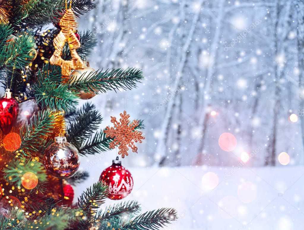Fond de sapin de Noël et des décorations de Noël sous la neige, floue