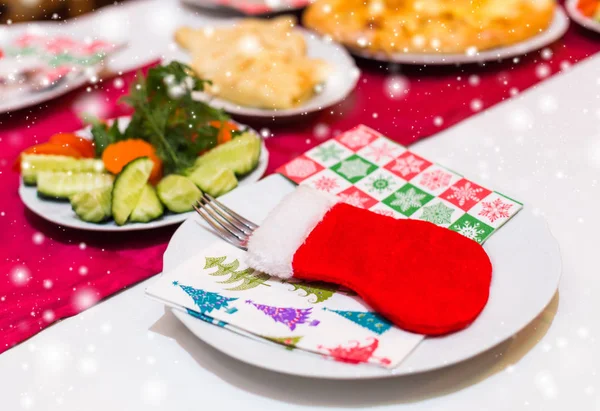 Christmas table place setting with christmas pine branches,ribbon and bow. Xmas and New Year holidays background — Stock Photo, Image