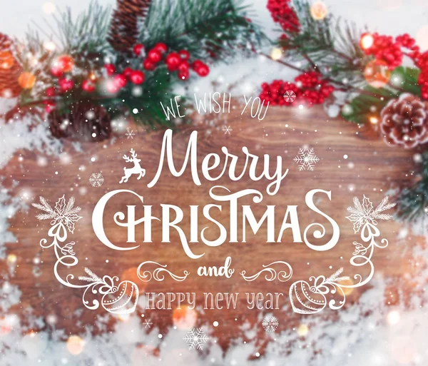 Natale e Capodanno tipografico su sfondo vacanza con decorazione natalizia, ramo di abete e neve. Buon Natale e felice anno nuovo tema — Foto Stock