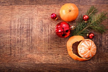 Kırmızı Noel süsler, rustik ahşap arka plan üzerinde gıda dekor ve köknar ağacı dalı. Noel kartı. Yeni Yılınız Kutlu Olsun. Kopya alanı ile Üstten Görünüm