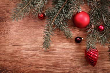 Kırmızı Noel süsler ve köknar ağacı dalı rustik ahşap arka plan üzerinde. Noel kartı. Yeni Yılınız Kutlu Olsun. Kopya alanı ile Üstten Görünüm