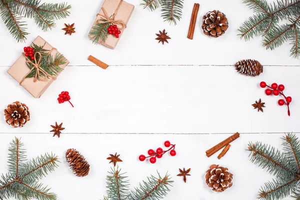 Jul bakgrund med julklapp, fir grenar, kottar, snöflingor, röda dekorationer. Jul och gott nytt år sammansättning. Plats för text. Platt lekmanna, top view — Stockfoto
