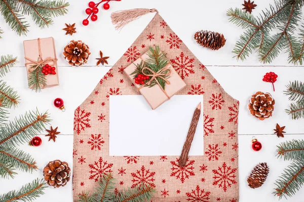 クリスマス プレゼント、モミ枝、松ぼっくり、赤い装飾と休日の背景にサンタさんの手紙。クリスマスと新年あけましておめでとうございますの組成物。フラット横たわっていた、トップ ビュー — ストック写真