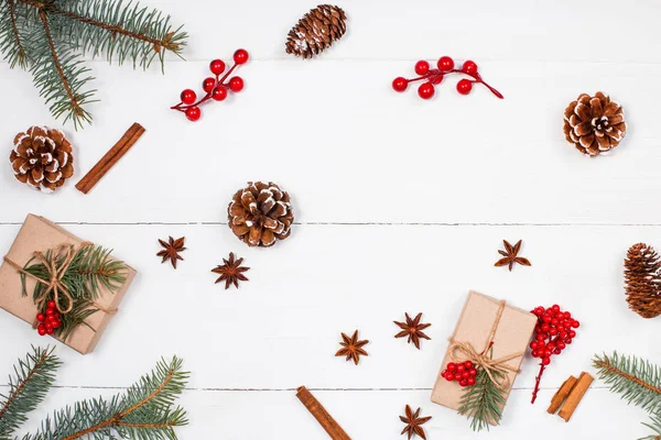 Fundo de Natal com presente de Natal, ramos de abeto, cones de pinho, flocos de neve, decorações vermelhas. Composição de Natal e Feliz Ano Novo. Lugar para SMS. Deitado plano, vista superior — Fotografia de Stock