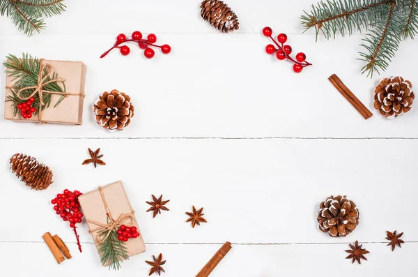 Χριστουγεννιάτικο φόντο με το δώρο Χριστουγέννων, κλαδιά έλατου, κουκουνάρια, νιφάδες χιονιού, κόκκινες διακοσμήσεις. Χριστούγεννα και Ευτυχισμένο το νέο έτος σύνθεσης. Θέση για το κείμενο. Επίπεδη lay, κορυφαία προβολή — Φωτογραφία Αρχείου