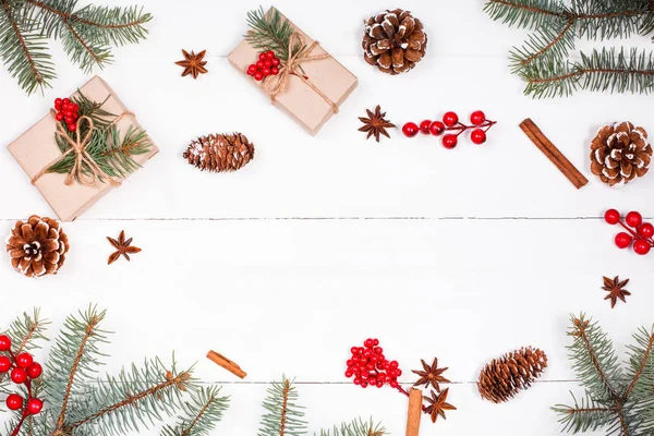Vánoční pozadí s jedle větve, šišky, vánoční dárek, červené dekorace sněhové vločky. Vánoce a šťastný nový rok složení. Místo pro text. Plochá ležel, horní pohled — Stock fotografie