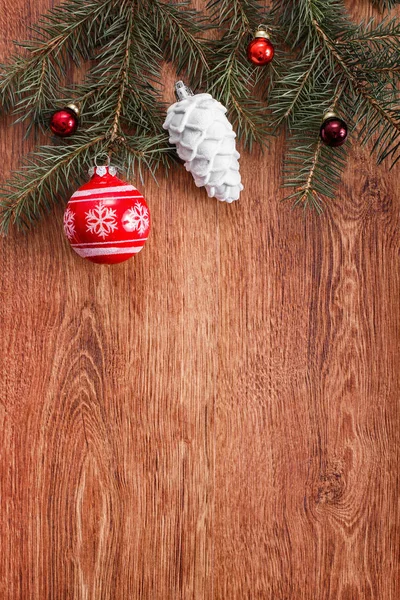 Adornos de Navidad rojos y blancos sobre un fondo rústico de madera. Tarjeta de Navidad. Feliz Año Nuevo. Vista superior con espacio de copia — Foto de Stock