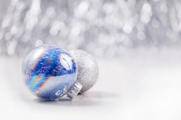 Prata e azul enfeites de Natal bolas no fundo do bokeh brilho com espaço para o texto. Tema de Natal e Feliz Ano Novo — Fotografia de Stock