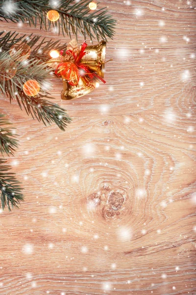 Campanas de Navidad con rama de abeto sobre fondo de madera. Navidad y Feliz Año Nuevo composición. Piso tendido, vista superior — Foto de Stock