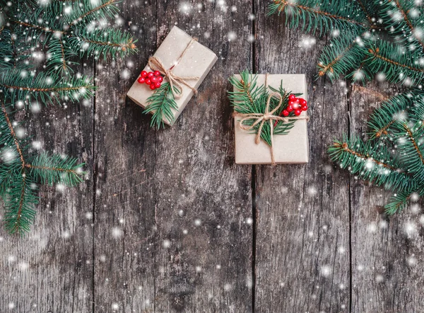 Vánoční pozadí s vánoční dárek na dřevěné pozadí s větvemi jedlí. Vánoce a šťastný nový rok složení. Plochá ležel, horní pohled — Stock fotografie