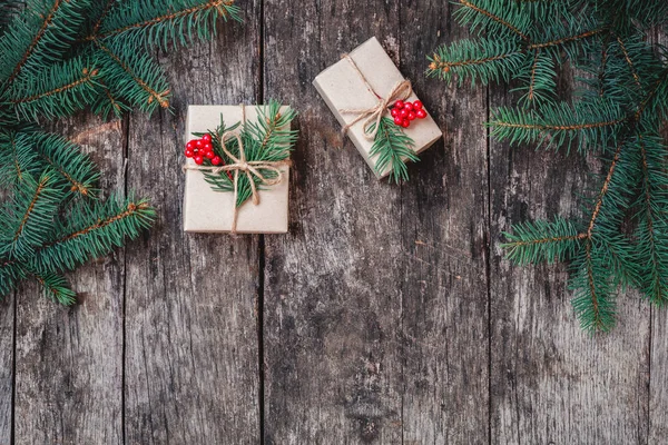 Jul bakgrund med julklapp på trä bakgrund med Fir grenar. Jul och gott nytt år sammansättning. Platt lekmanna, top view — Stockfoto