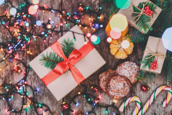 Vánoční přání. Vánoční sušenky čokoládové, dary, mandarinky, candy na světlém pozadí rozostření. Vánoce a šťastný nový rok složení. Pohled shora. Selektivní fokus. Tónování — Stock fotografie