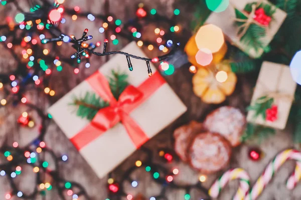 Kerstkaart. Kerst koekjes chocolade, geschenken, mandarijnen, snoep op lichte achtergrond vervagen. Xmas en gelukkig Nieuwjaar samenstelling. Bovenaanzicht. Selectieve aandacht. Toning — Stockfoto