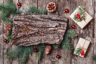 Noel hediyeleri, kabuk dokusu, kalem, çam dalları, çam kozalakları ahşap arka plan üzerinde ile Noel kompozisyon. Noel ve mutlu yeni yıl kartı. Düz yatıyordu, en iyi görünümü
