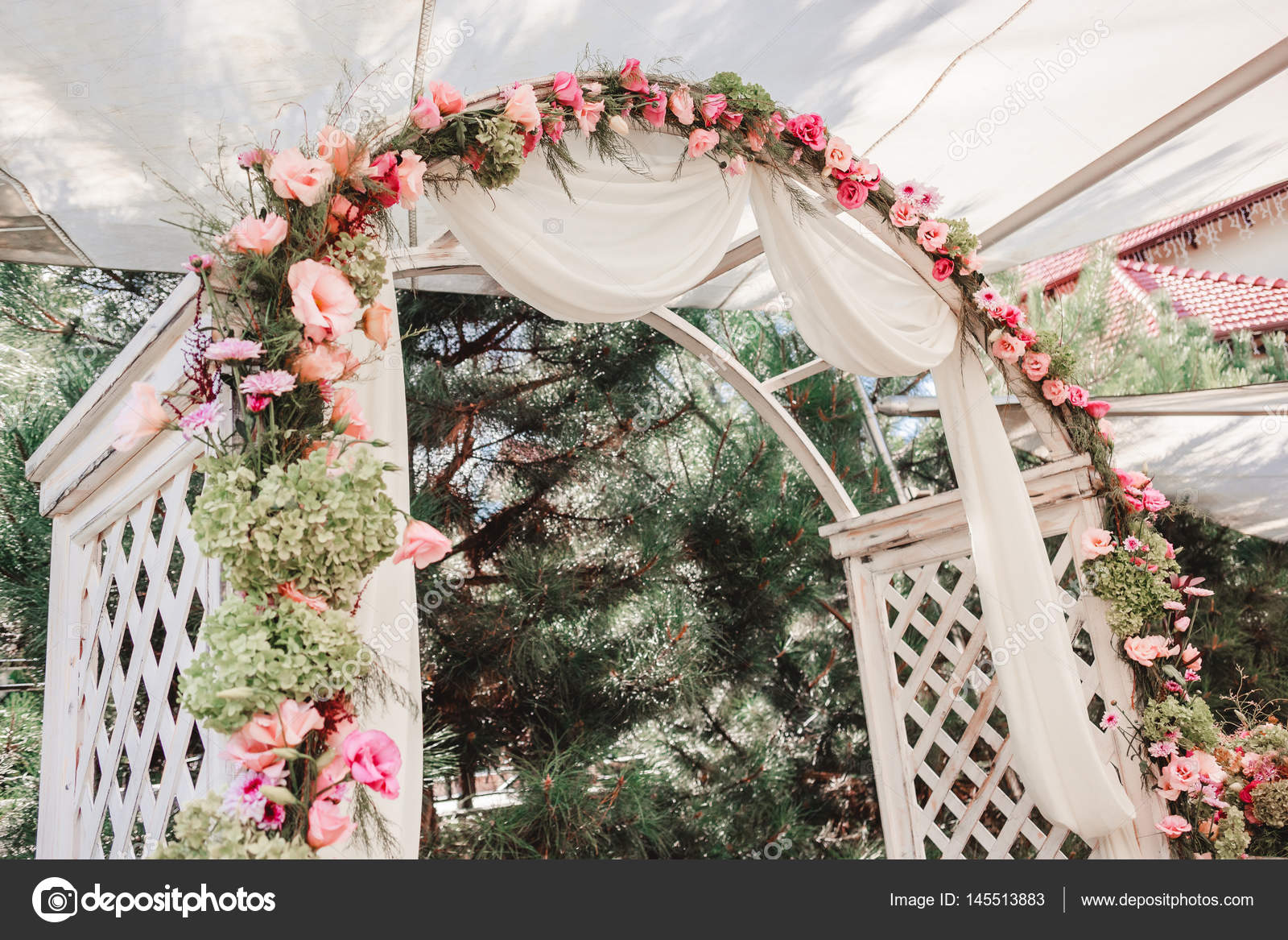 手作り結婚式の装飾 花のアーチ ストック写真 C Valentinjukov