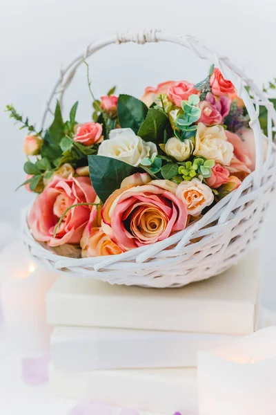 Bouquet di fiori in un cestino, decorazione di nozze, fatto a mano . — Foto Stock