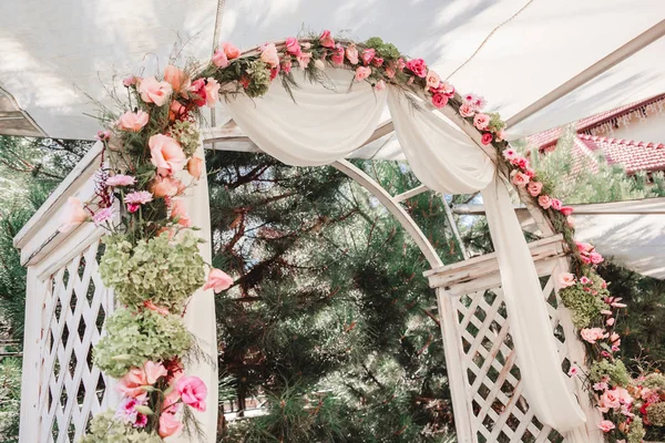 El arco de flores, Decoración de la boda, hecho a mano . — Foto de Stock