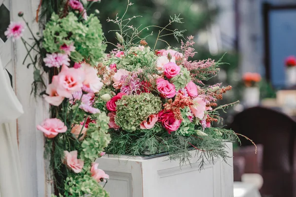 Bukett av blommor, bröllop dekoration, handgjorda. — Stockfoto