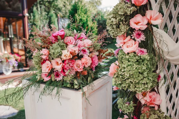 Bukett av blommor, bröllop dekoration, handgjorda. — Stockfoto