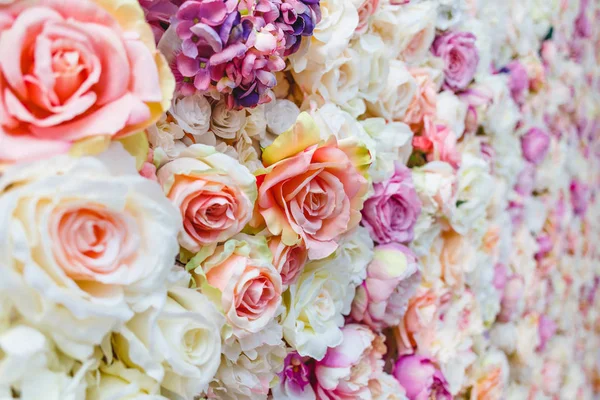 Bloemen muur achtergrond met geweldige rode en witte rozen, bruiloft decoratie, handgemaakte — Stockfoto