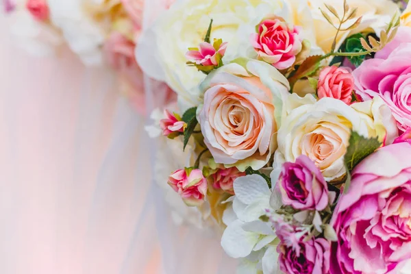 Bukett av blommor, bröllop dekoration, handgjorda. — Stockfoto