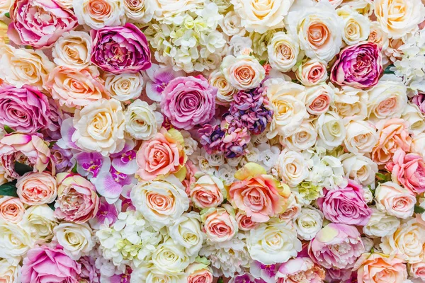 Fundo de parede de flores com rosas vermelhas e brancas surpreendentes, decoração de casamento, feito à mão — Fotografia de Stock