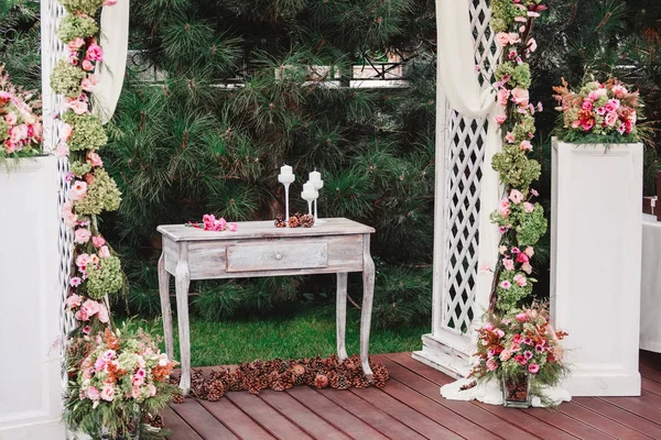 El arco de flores, Decoración de la boda, hecho a mano . — Foto de Stock