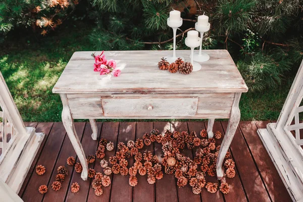 Bukett blommor på vintage bord, bröllop dekoration, handgjorda — Stockfoto