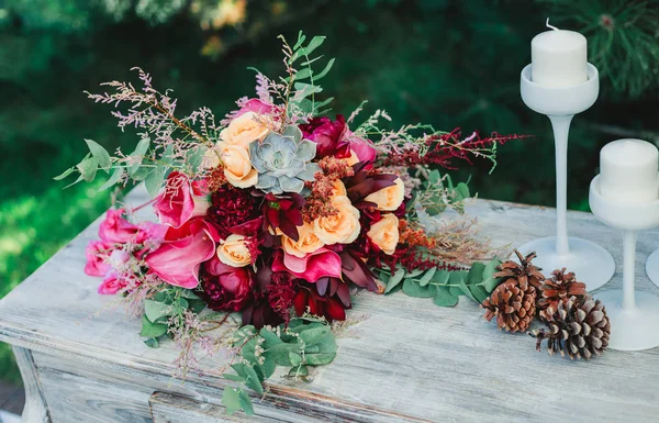 Bukett av blommor, bröllop dekoration, handgjorda. — Stockfoto