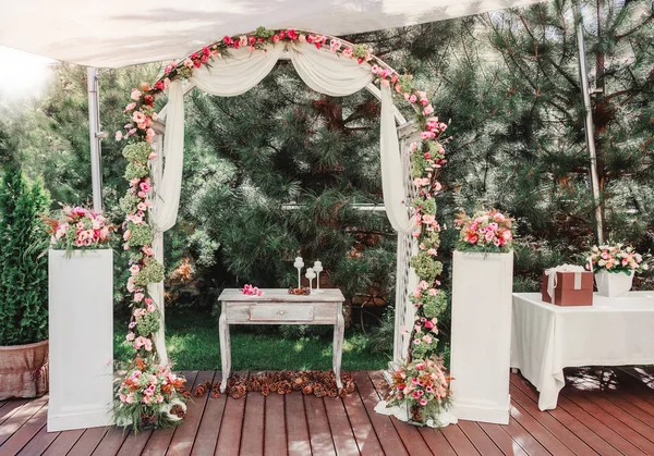 El arco de flores, Decoración de la boda, hecho a mano . — Foto de Stock