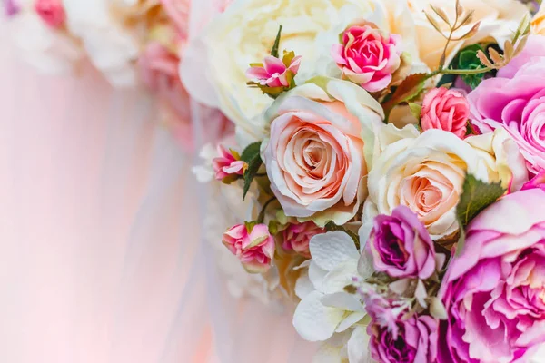 Bukett av blommor, bröllop dekoration, handgjorda. — Stockfoto