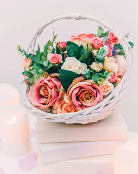 Bouquet di fiori in un cesto, decorazione di nozze, fatto a mano. Tonificante — Foto Stock
