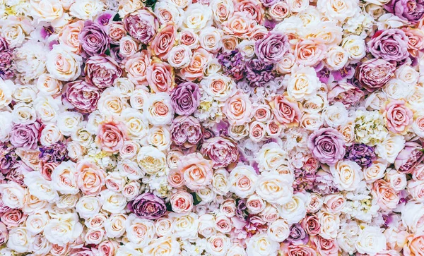 Fondo de pared de flores con increíbles rosas rojas y blancas, Decoración de la boda, hecho a mano — Foto de Stock