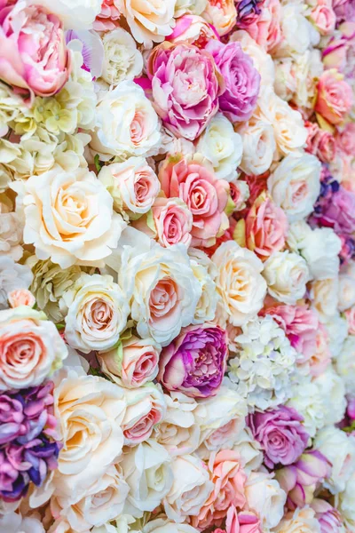 Bloemen muur achtergrond met geweldige rode en witte rozen, bruiloft decoratie, handgemaakte — Stockfoto