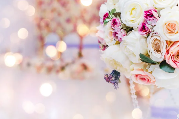 Ramo de flores de la boda en la mesa de la vendimia, decoración de la boda, hecho a mano . — Foto de Stock