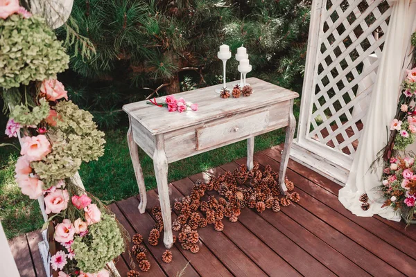 Ramo de flores de la boda en la mesa de la vendimia, decoración de la boda, hecho a mano . — Foto de Stock