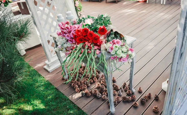 Ramo de flores de la boda en la mesa de la vendimia, decoración de la boda, hecho a mano . — Foto de Stock