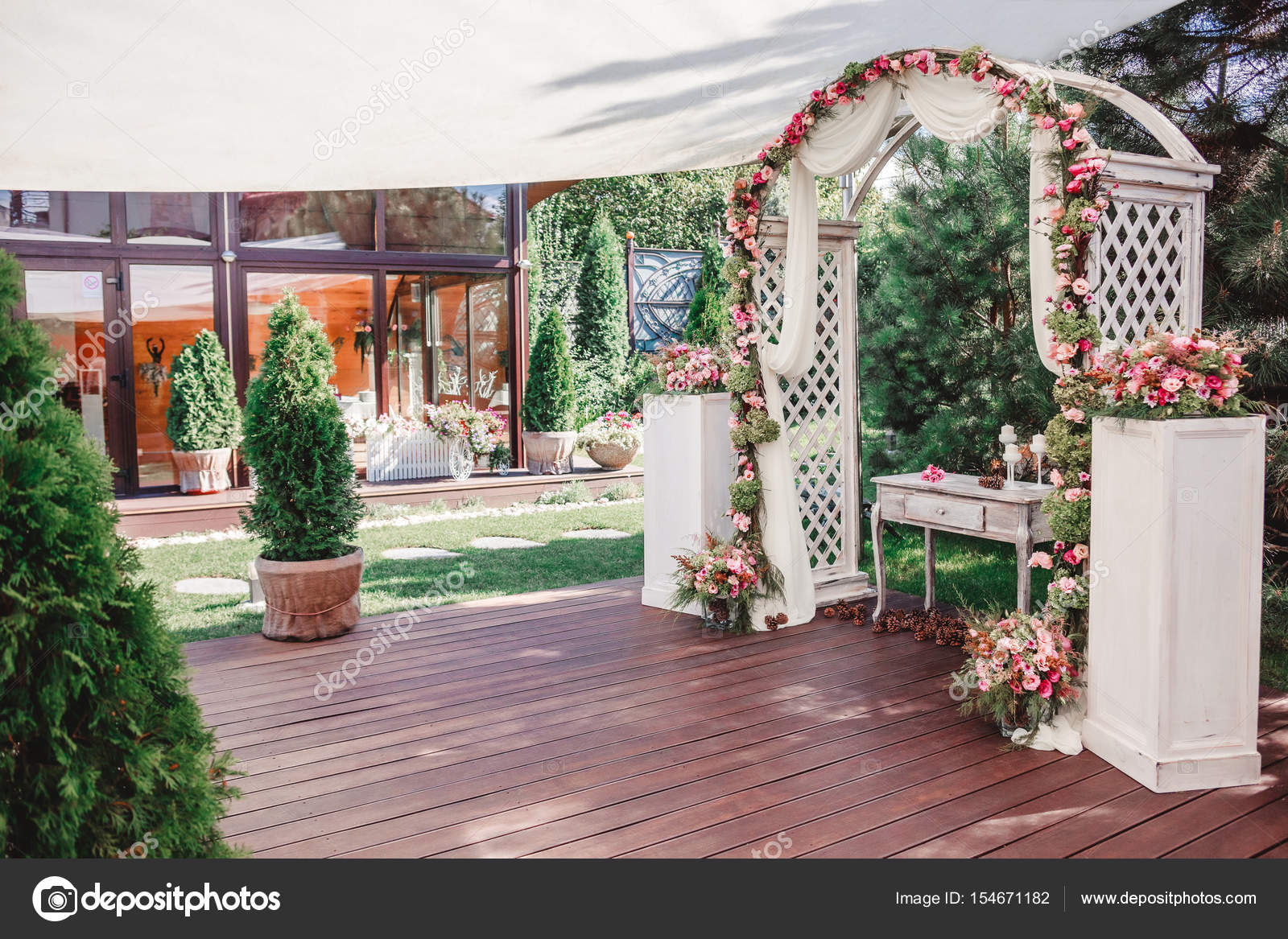 結婚式の花 結婚式の装飾 手作りのアーチ ストック写真 C Valentinjukov
